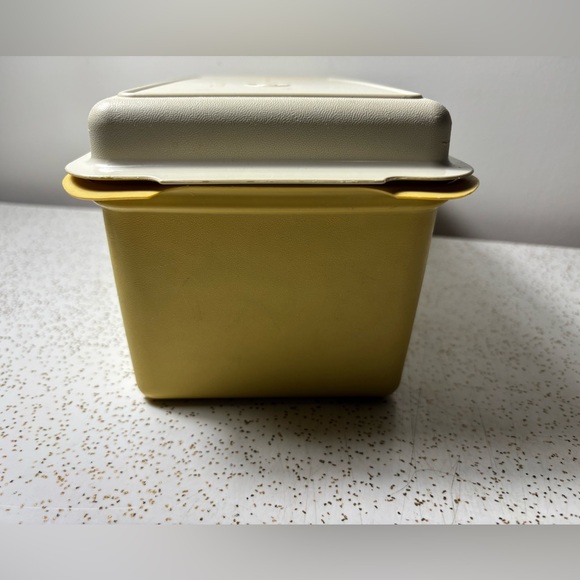 Vintage Tupperware bread box - Picture 5 of 7